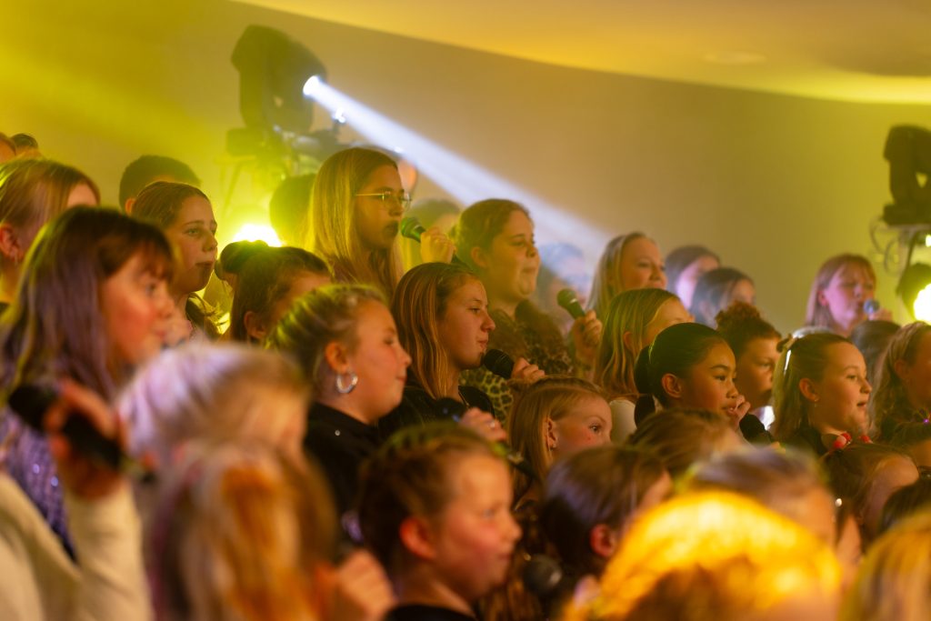 Optreden Katwijk kinderkoor DVoted Kids, tienerkoor DVoted Yoiung en jongerenkoor DVoted!